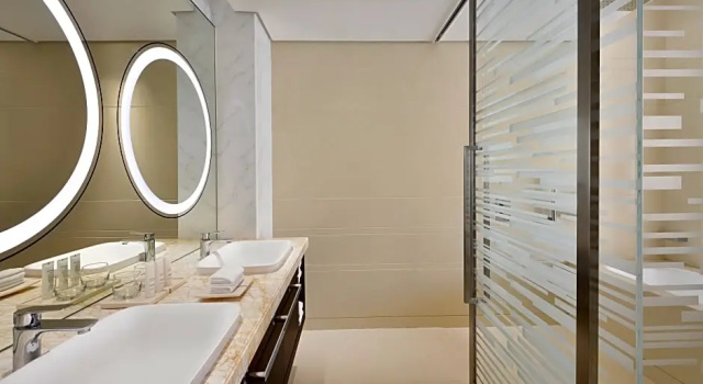 Двухместный люкс на высоком этаже c 1 комнатой с видом на гавань Crowne Plaza Dubai Marina by IHG
