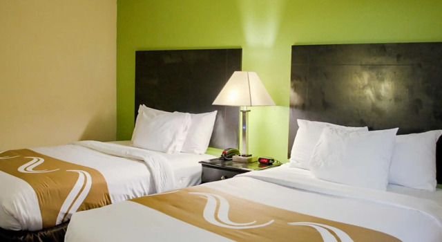 Standard Vierer Zimmer Quality Inn & Suites at Airport Blvd I-65