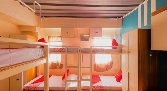 Кровать в общем номере RedDoorz at Crowne One Condo