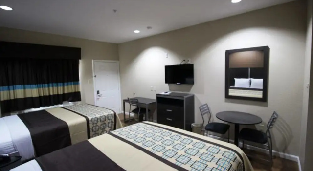 Четырёхместный номер Standard Scottish Inn & Suites