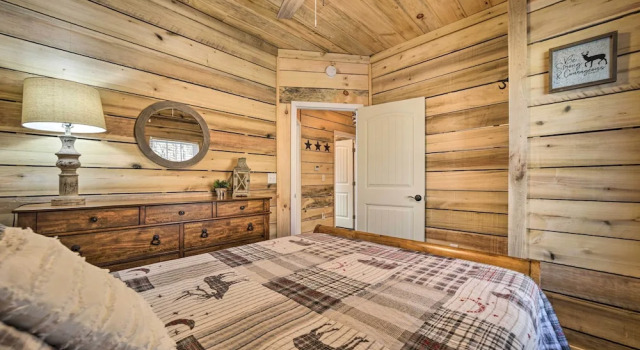 Modern Cabin w/ Fire Pit u003c 3 Mi to Trails, Забронировать Отель Бревэрд Северная Каролина