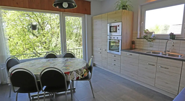 Вилла A Villa Between the Town Centre and the Forest
