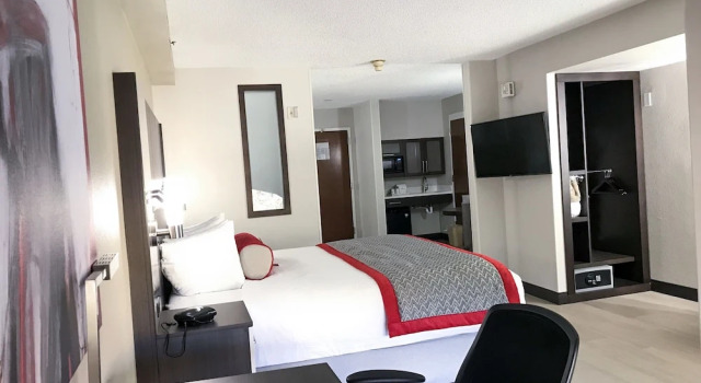 Двухместный клубный люкс Ramada by Wyndham Suites Orlando Airport- Free Airport Shuttle