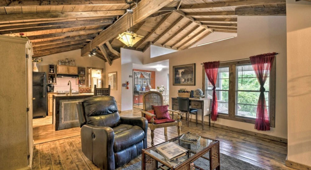 Коттедж с 2 комнатами Rustic Chic Home: 1 Mi to Dtwn Hot Springs!