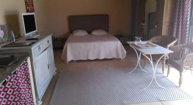 Bright Studio in Tarascon, Provence, With Pool Access, Furnished Garde, Prenota Appartamento Tarascona ViaRhona