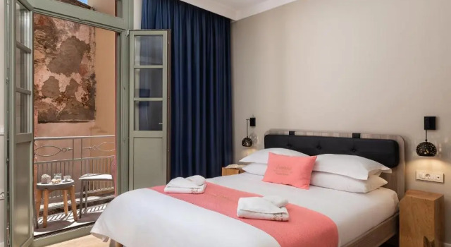 Четырёхместный номер Deluxe с балконом Viaggio Elegant Rooms