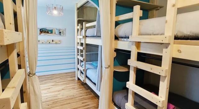 Кровать в общем номере La Maison Bisca