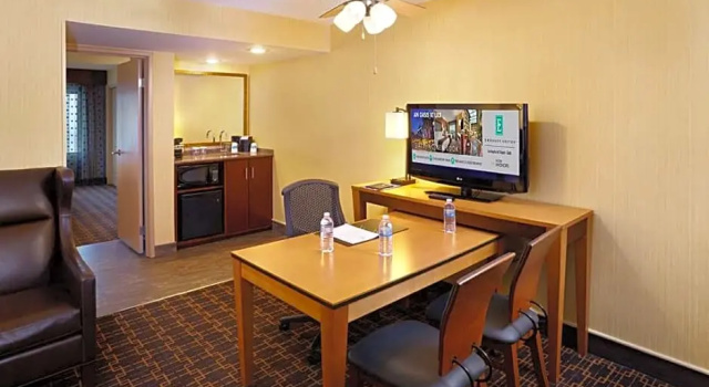 Двухместный люкс с 2 комнатами с балконом Embassy Suites by Hilton Los Angeles International Airport South