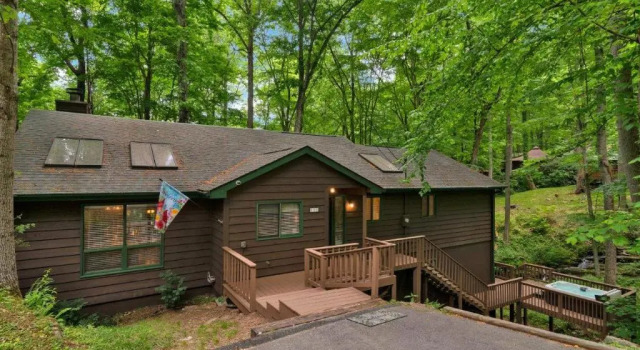 Коттедж Creekside Falls Cabin - 3 bedroom /3 bathroom /2 family rooms / hot tub / wifi