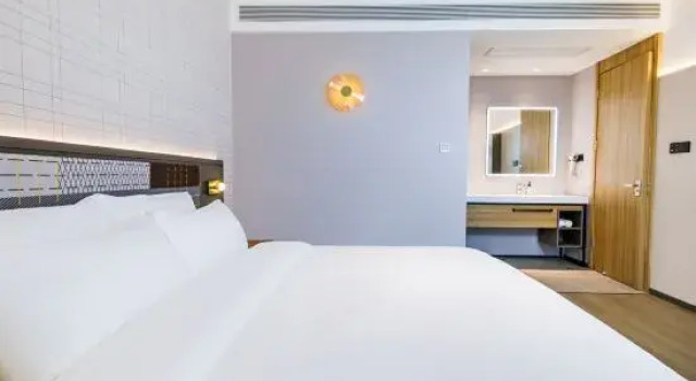Люкс Homeinn Plus Hotel (Aksu Jiefangbei Road Airport)