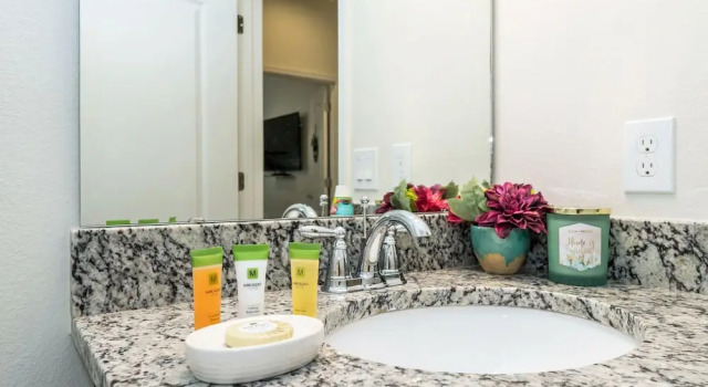 Коттедж Exquisite, Spacious and Close to Disney 6 BD Home #6ws483
