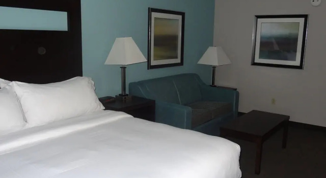 Двухместный люкс Holiday Inn Express Hotel Kansas City - Bonner Springs by IHG