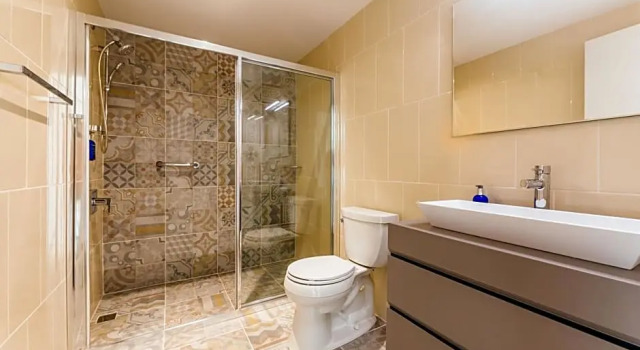 2 soveværelser i premium- suite med udsigt over poolen Radisson Blu Aruba