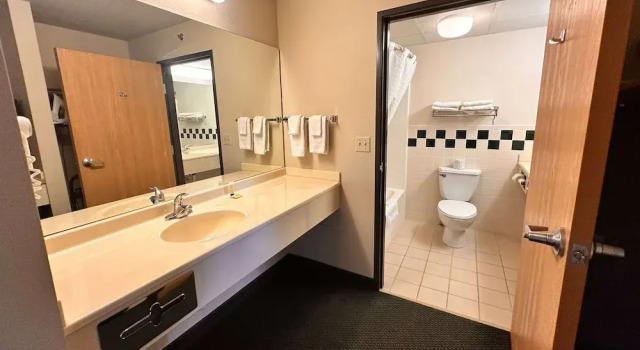 Четырёхместный номер Superior Shell Lake Lodge, a Travelodge by Wyndham
