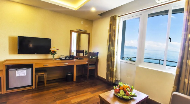 Люкс Premier с балконом и с видом на море Oriental Nha Trang Hotel