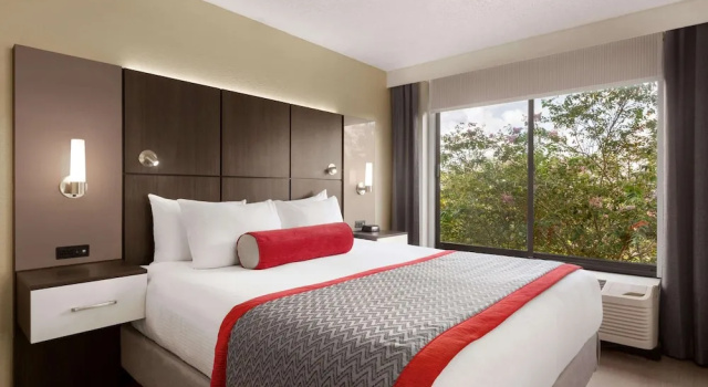 Двухместный клубный люкс Ramada by Wyndham Suites Orlando Airport- Free Airport Shuttle