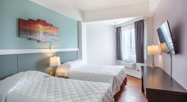 Кровать в общем номере Grand Plaza Hotel