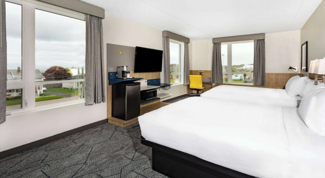 Четырёхместный номер Standard Microtel Inn & Suites by Wyndham Summerside