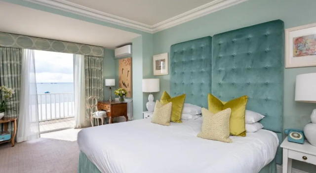Четырёхместный номер Executive с балконом и с видом на море Roslin Beach Hotel