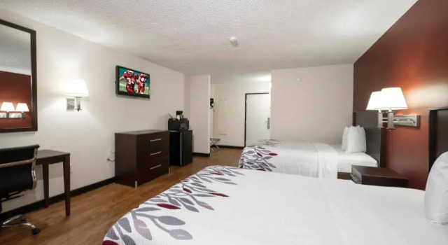 Четырёхместный номер Deluxe Red Roof Inn Charlotte - University