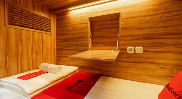 Кровать в общем номере RedDoorz Plus near Senayan City