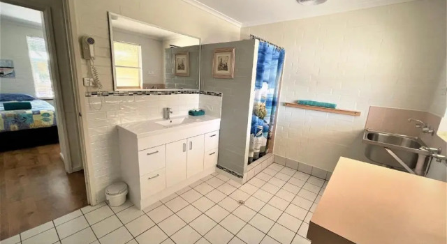 Апартаменты Shark Bay Seafront Apartments