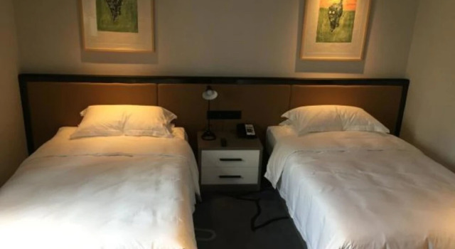 Guoshi Hotel (Dalian Donggang Business District Harbour Plaza Subway Station)