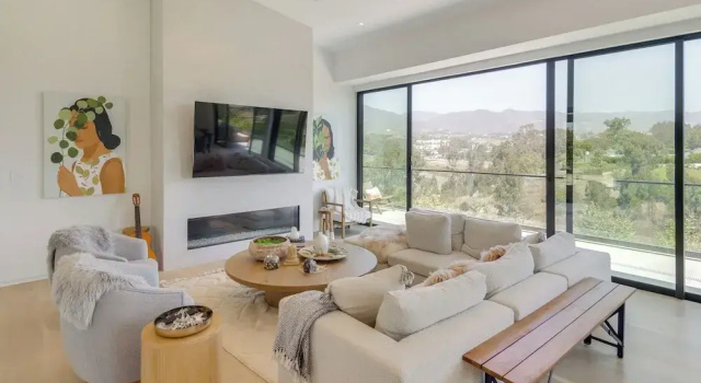 Коттедж 1 Mi to Point Dume: Mtn-view Escape w/ Patio!