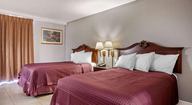 Четырёхместный номер Standard Rodeway Inn Clermont North