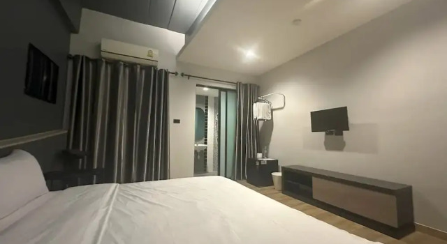 Двухместный номер Standard с балконом Bed-room at Suvarnabhumi Airport - Newly renovated