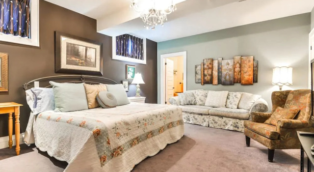 At Home B&B at Rose Manor by Elevate Rooms, Varaa Bed and Breakfast  