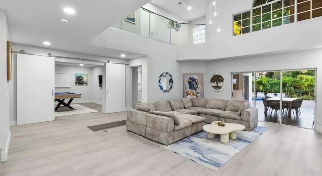 Glam Manor by Glam Homes, Book Villa Villaer i Florida, Villa