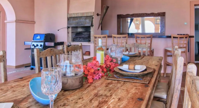 Beachside villa with panoramic sea views, Забронировать Вилла Отели Бенальмадена с парковкой, рядом с Индуистский храм, Парковка