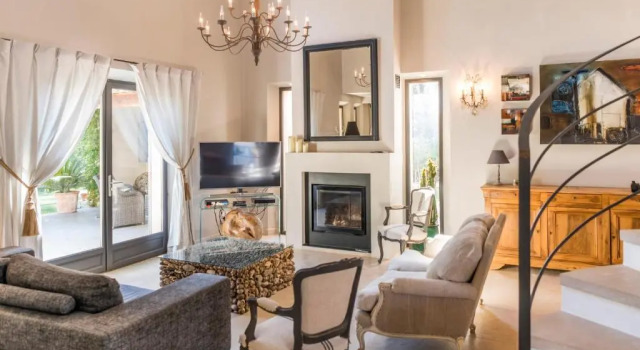 Bâtisse provençale avec piscine privée au coeur du Luberon et du village de Lourmarin, 10 personnes LS2-385 NOUVIAGE, Rezervovat Vila Hotely v Luberon s parkováním, Parkování