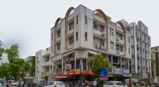 OYO 70998 Hotel Safari Inn