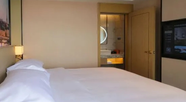 Люкс Superior Vienna International Hotel (Qinhuangdao Nandaihe Blue Coast Bathing Beach)
