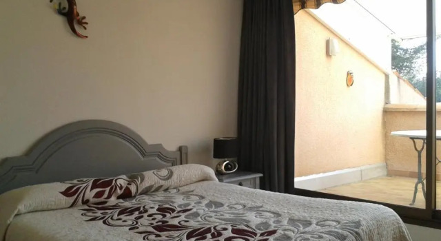 Трёхместный номер Standard с видом на бассейн Hôtel Les Palmiers
