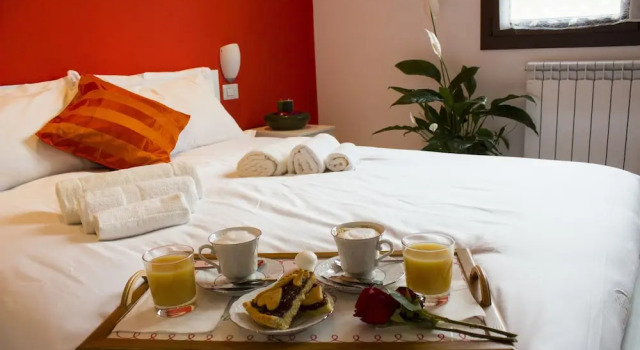 The Dreamers B&B, Buchen Sie Bed & Breakfast Cardano al Campo Lombardei