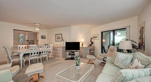 Апартаменты Sea Grape Inn 3 - BEACHFRONT Property