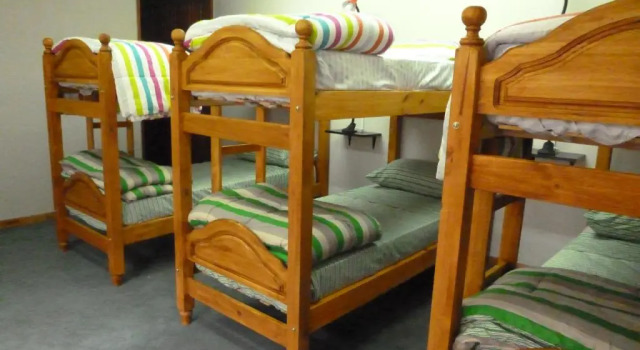 Кровать в общем номере Hostel de Los Artistas