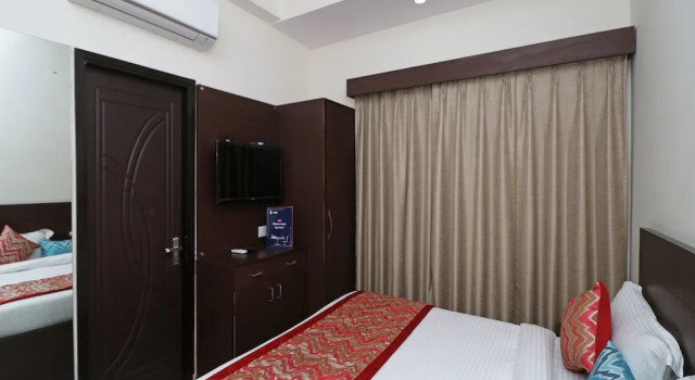 OYO 12143 Hotel SKD