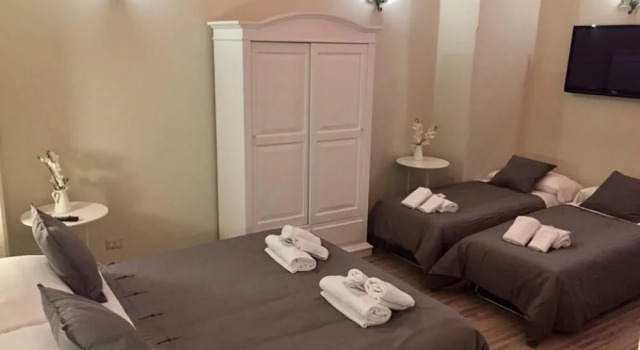 Da Polly a Piazza Amedeo, Buchen Sie Bed & Breakfast Chiaia Neapel