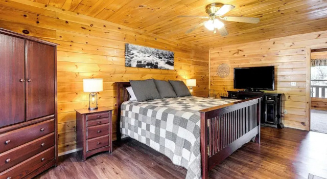 Cozy Sevierville Cabin w/ Hot Tub, Mountain Views!