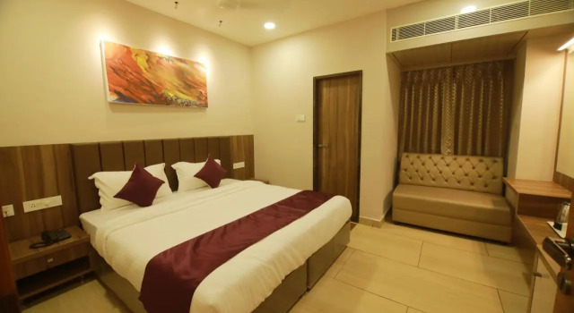 Hotel Sri Mamatha Inn, Rezerwuj Hotel Suryapet Telangana