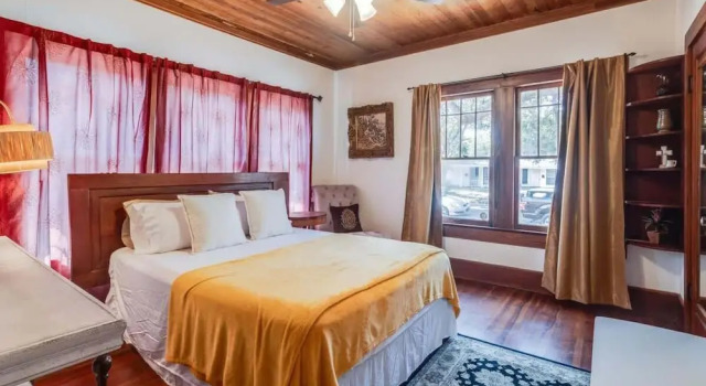 Miazza Cottage in Gulfport, Забронировать Дом для отпуска Галфпорт Миссисипи - побережье, рядом с Bert Jones Yacht Harbor