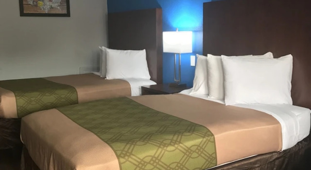 Четырёхместный номер Standard с балконом Econo Lodge Inn & Suites Virginia Beach - Norfolk