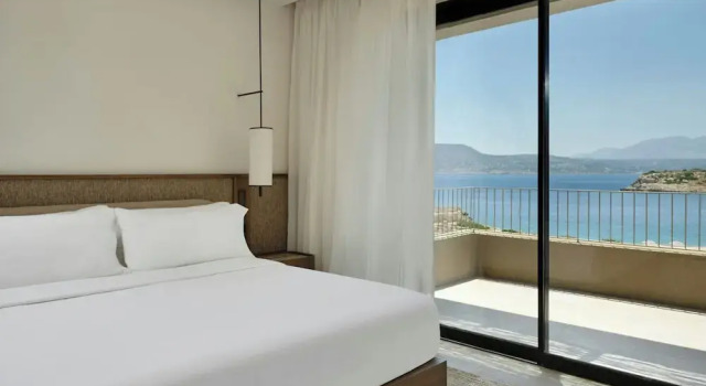 Двухместный люкс семейный с балконом и с видом на море JW Marriott Crete Resort & Spa