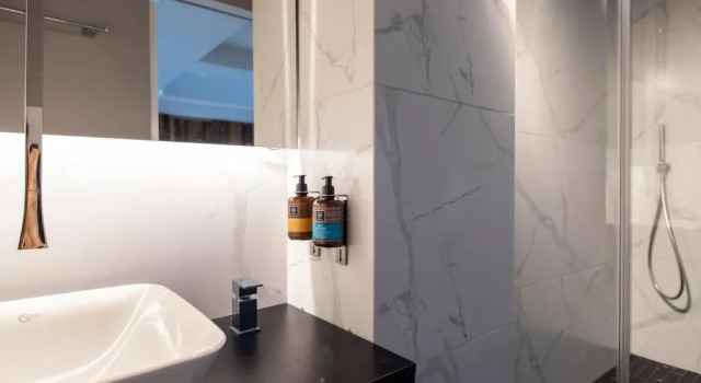 Полулюкс Bespoke House Athens