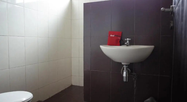 Двухместный номер Standard RedDoorz near Taman Kota Lapang Merdeka Sukabumi