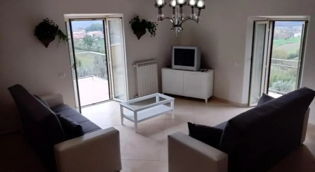 Entire Apartment overlooking Picinisco, Large Outside Terrace, Free Parking, Sleeps 8, Rezervați Apartament Picinisco 